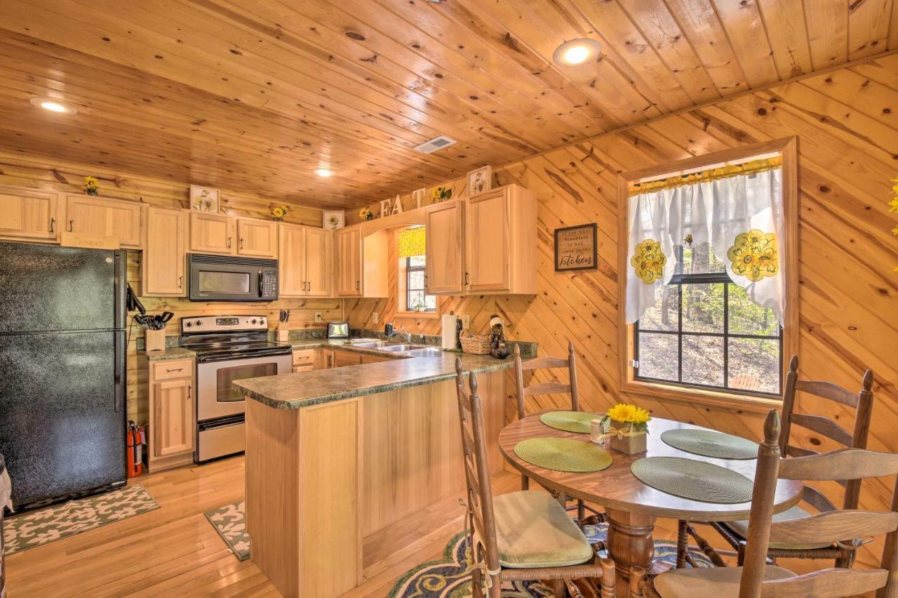 Cozy Hiawassee Cabin With Fire Pit And Mtn Views! المظهر الخارجي الصورة
